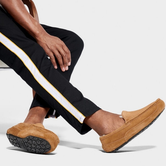 UGG Other - 💥HP💥Men's ASCOT SLIPPER